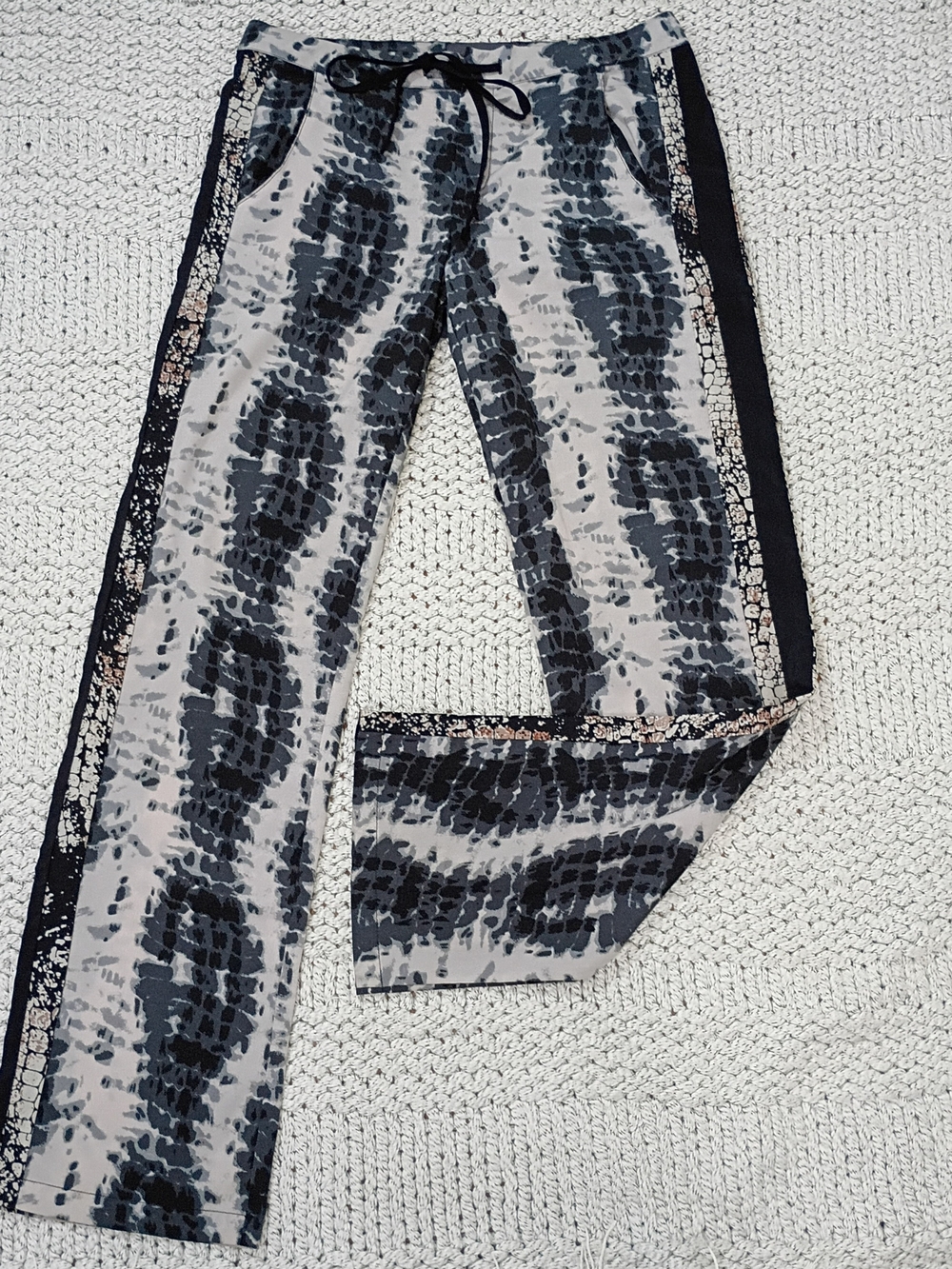 PJK Patterned Gray & Black Women's Multi Print Drawstring Pants